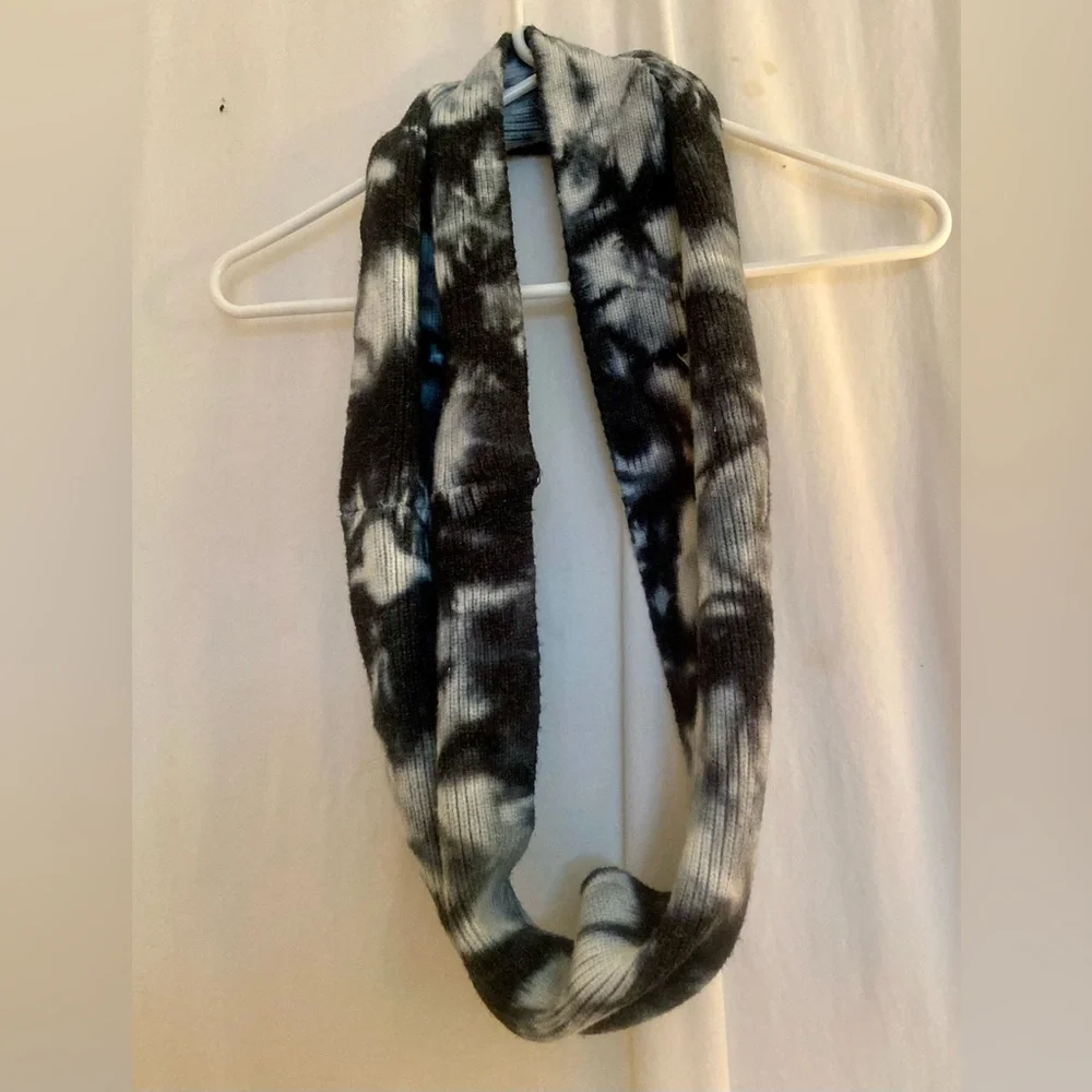 Britt’s Knits Mantra Knit Black & White Infinity Scarf Size 46”x8”
